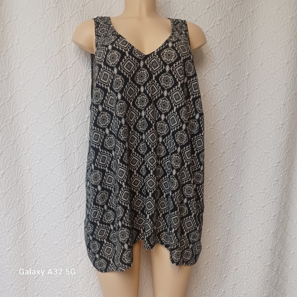 Torrid Women Size 2  Black and White Geometric Tank Top